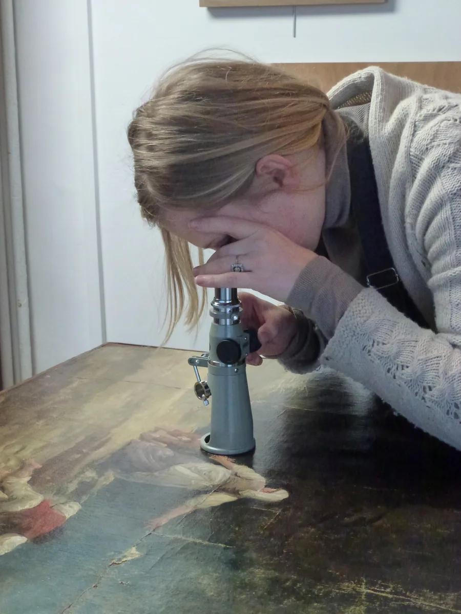 Sibille Gempp examine une peinture au microscope