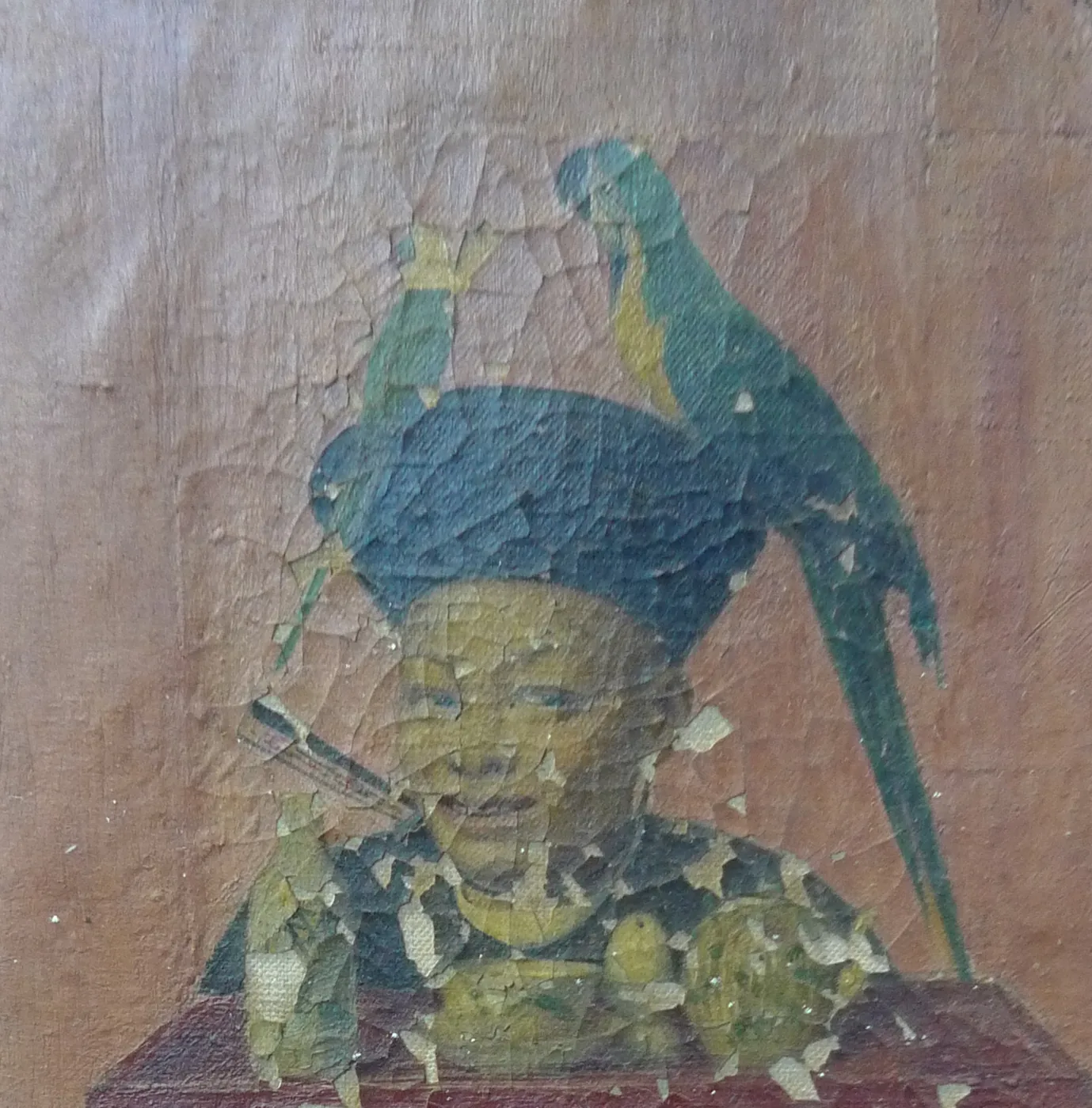 Détail d'un petit personnage aux perroquets, avant : la peinture s'écaille sur toute la surface