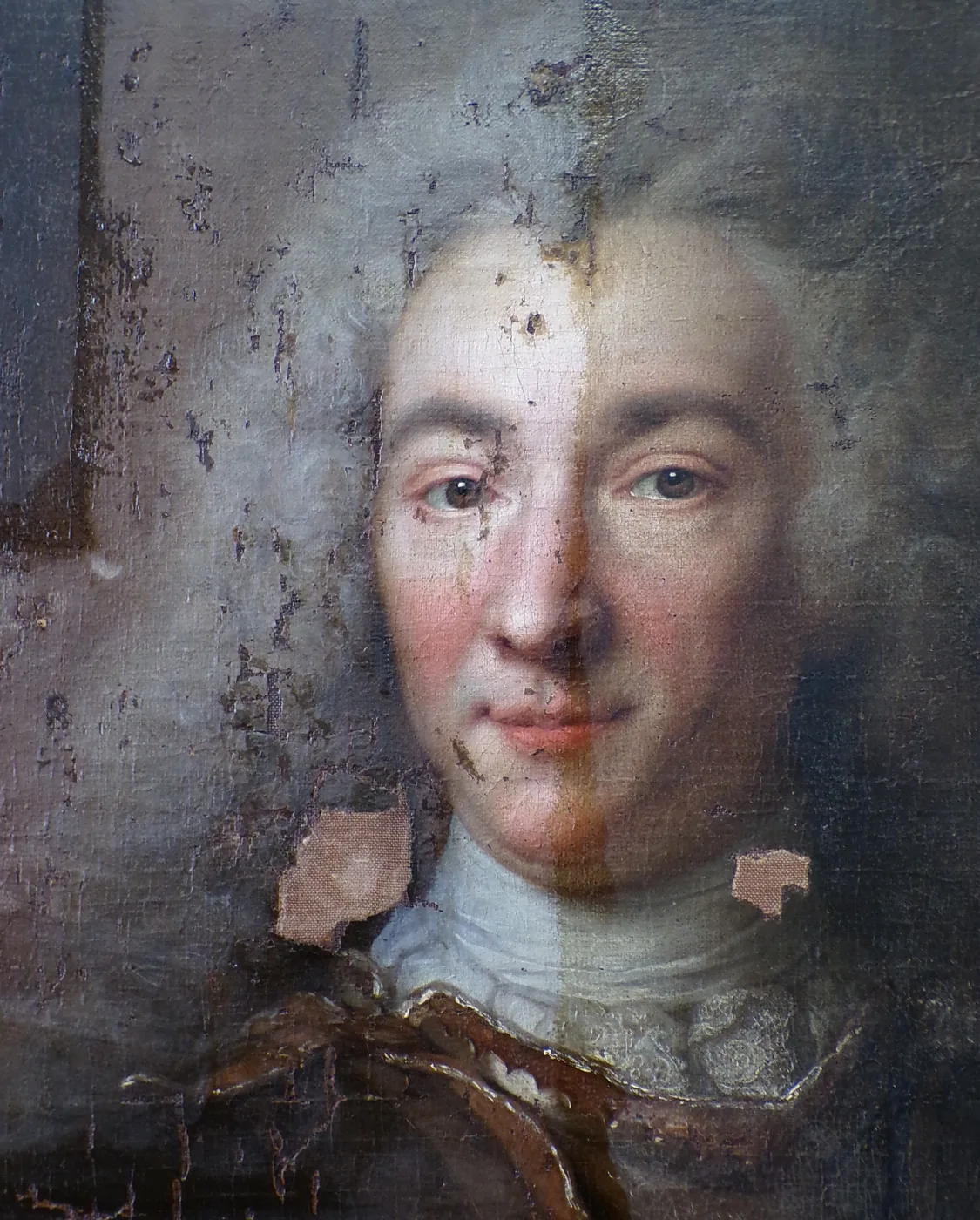 Portrait ancien en cours de nettoyage : à gauche le vernis et les repeints, à droite le nettoyage en cours du vernis oxydé, et une incrustation de toile à mastiquer